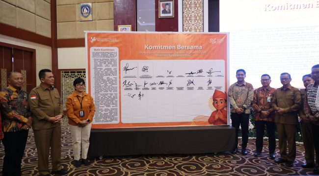 Gubernur Kepri, Ansar Ahmad didampingiBPS Provinsi Kepri Margaretha Ari Anggorowati, saat foto bersama intansi terkait seusai penandatanganan Komitmen bersama, di Aula Wan Seri Beni, Dompak, Senin (03/11/2026). (Diskominfo Kepri)