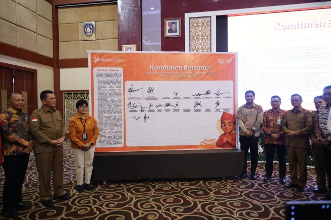 
					Gubernur Kepri, Ansar Ahmad didampingiBPS Provinsi Kepri Margaretha Ari Anggorowati, saat foto bersama intansi terkait seusai penandatanganan Komitmen bersama, di Aula Wan Seri Beni, Dompak, Senin (03/11/2026). (Diskominfo Kepri)