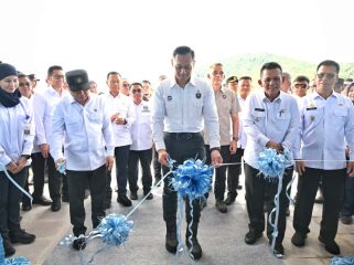 Suasana Menteri Koordinator Bidang Infrastruktur dan Pembangunan Kewilayahan, 
Agus Harimurti Yudhoyono, Menhub Dudy Purwagandy, dan Gubernur Ansar Ahmad memotong pita pada peresmian tiga infrastruktur perhubungan strategis di Kepulauan Riau, Rabu (5/11/2025). (Diskominfo Kepri)