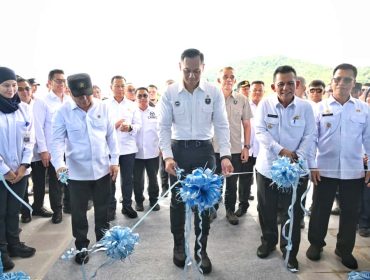 Suasana Menteri Koordinator Bidang Infrastruktur dan Pembangunan Kewilayahan, 
Agus Harimurti Yudhoyono, Menhub Dudy Purwagandy, dan Gubernur Ansar Ahmad memotong pita pada peresmian tiga infrastruktur perhubungan strategis di Kepulauan Riau, Rabu (5/11/2025). (Diskominfo Kepri)