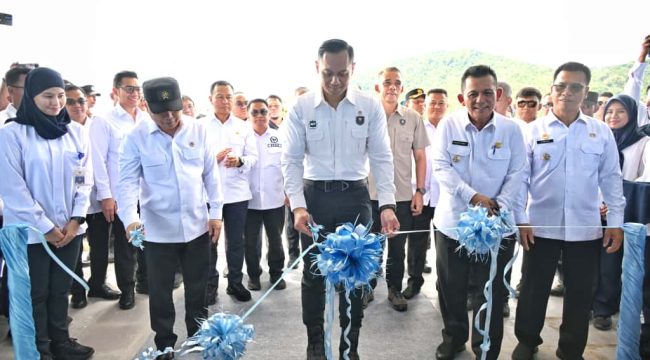 Suasana Menteri Koordinator Bidang Infrastruktur dan Pembangunan Kewilayahan, 
Agus Harimurti Yudhoyono, Menhub Dudy Purwagandy, dan Gubernur Ansar Ahmad memotong pita pada peresmian tiga infrastruktur perhubungan strategis di Kepulauan Riau, Rabu (5/11/2025). (Diskominfo Kepri)