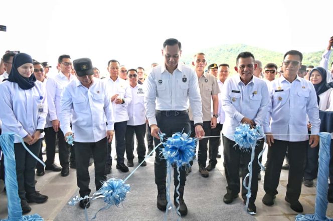 
					Suasana Menteri Koordinator Bidang Infrastruktur dan Pembangunan Kewilayahan, 
Agus Harimurti Yudhoyono, Menhub Dudy Purwagandy, dan Gubernur Ansar Ahmad memotong pita pada peresmian tiga infrastruktur perhubungan strategis di Kepulauan Riau, Rabu (5/11/2025). (Diskominfo Kepri)