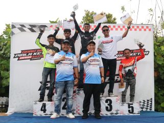 Wakil Gubernur Kepri Nyanyang Haris Pratamura  didampingi Ketua DPRD Kepri, Iman Sutiawan bersama pemenang Drag Bike Piala DPRD 2025. (Diskominfo Kepri)