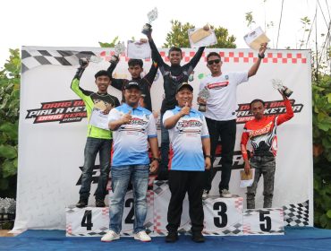 Wakil Gubernur Kepri Nyanyang Haris Pratamura  didampingi Ketua DPRD Kepri, Iman Sutiawan bersama pemenang Drag Bike Piala DPRD 2025. (Diskominfo Kepri)
