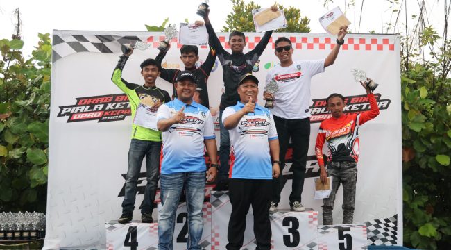 Wakil Gubernur Kepri Nyanyang Haris Pratamura  didampingi Ketua DPRD Kepri, Iman Sutiawan bersama pemenang Drag Bike Piala DPRD 2025. (Diskominfo Kepri)