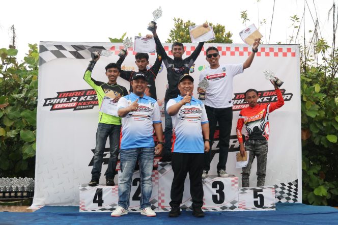 
					Wakil Gubernur Kepri Nyanyang Haris Pratamura  didampingi Ketua DPRD Kepri, Iman Sutiawan bersama pemenang Drag Bike Piala DPRD 2025. (Diskominfo Kepri)