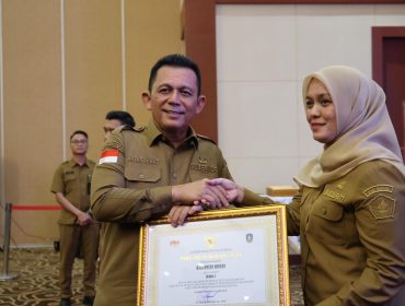 Moment saat Gubernur Kepri, Ansar Ahmad menyerahkan penghargaan Paritrana (Paritrana Award 2025) kepada lembaga pemerintahan daerah dan badan usaha di Kepulauan Riau, Senin (03/11/2025). (Diskominfo Kepri)