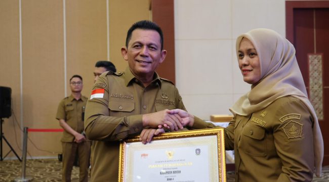 Moment saat Gubernur Kepri, Ansar Ahmad menyerahkan penghargaan Paritrana (Paritrana Award 2025) kepada lembaga pemerintahan daerah dan badan usaha di Kepulauan Riau, Senin (03/11/2025). (Diskominfo Kepri)