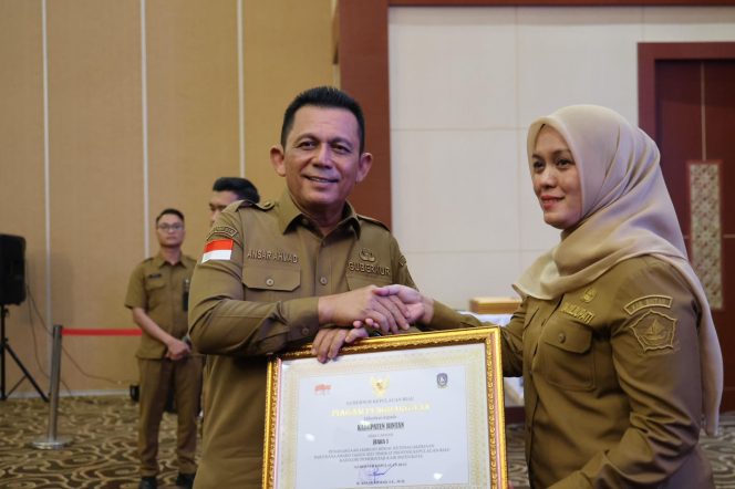 
					Moment saat Gubernur Kepri, Ansar Ahmad menyerahkan penghargaan Paritrana (Paritrana Award 2025) kepada lembaga pemerintahan daerah dan badan usaha di Kepulauan Riau, Senin (03/11/2025). (Diskominfo Kepri)
