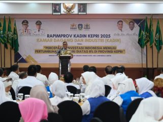 Wakil Gubernur Kepri, Nyanyang Haris Pratamura saat menyampaikan kata sambutan pada kegiatan  
Rapat Pimpinan Provinsi (Rapimprov) Kamar Dagang dan Industri (KADIN) Kepri Tahun 2025, di Hotel Aston Tanjungpinang, Minggu (09/11/2025). (Diskominfo Kepri)