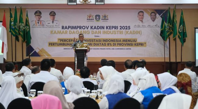 Wakil Gubernur Kepri, Nyanyang Haris Pratamura saat menyampaikan kata sambutan pada kegiatan  
Rapat Pimpinan Provinsi (Rapimprov) Kamar Dagang dan Industri (KADIN) Kepri Tahun 2025, di Hotel Aston Tanjungpinang, Minggu (09/11/2025). (Diskominfo Kepri)