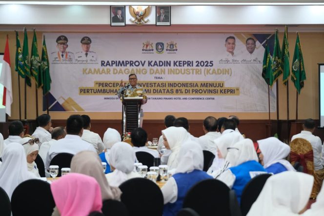 
					Wakil Gubernur Kepri, Nyanyang Haris Pratamura saat menyampaikan kata sambutan pada kegiatan  
Rapat Pimpinan Provinsi (Rapimprov) Kamar Dagang dan Industri (KADIN) Kepri Tahun 2025, di Hotel Aston Tanjungpinang, Minggu (09/11/2025). (Diskominfo Kepri)