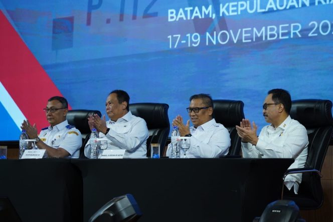 
					Wakil Menteri Perhubungan RI Suntana menghadiri sekaligus membuka Table Top Exercise National Marpolex 2025, di Ballroom Aston Batam Hotel dan Residence Batam, Senin (17/11/2025). (Diskominfo Kepri)