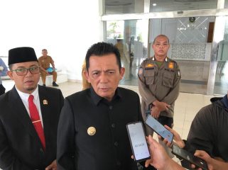 Gubernur Kepri, Ansar Ahmad saat memberikan keterangan. (Nuzli Rhamadhani)