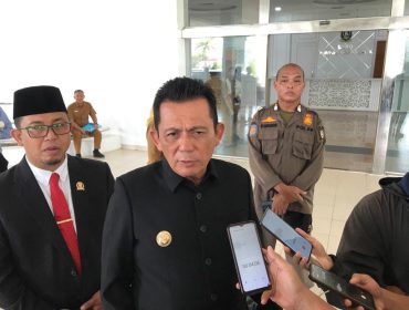 Gubernur Kepri, Ansar Ahmad saat memberikan keterangan. (Nuzli Rhamadhani)
