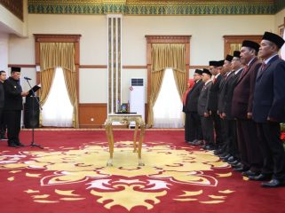 Gubernur Kepri, Ansar Ahmad saat melantilk anggota Badan Penyelesaian Sengketa Konsumen (BPSK) Kota Batam, Provinsi Kepulauan Riau, periode 2025–2030 di Gedung Daerah Tanjungpinang, Selasa (04/11/2025). (Diskominfo Kepri)