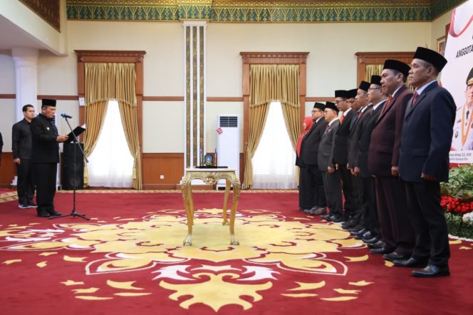 
					Gubernur Kepri, Ansar Ahmad saat melantilk anggota Badan Penyelesaian Sengketa Konsumen (BPSK) Kota Batam, Provinsi Kepulauan Riau, periode 2025–2030 di Gedung Daerah Tanjungpinang, Selasa (04/11/2025). (Diskominfo Kepri)