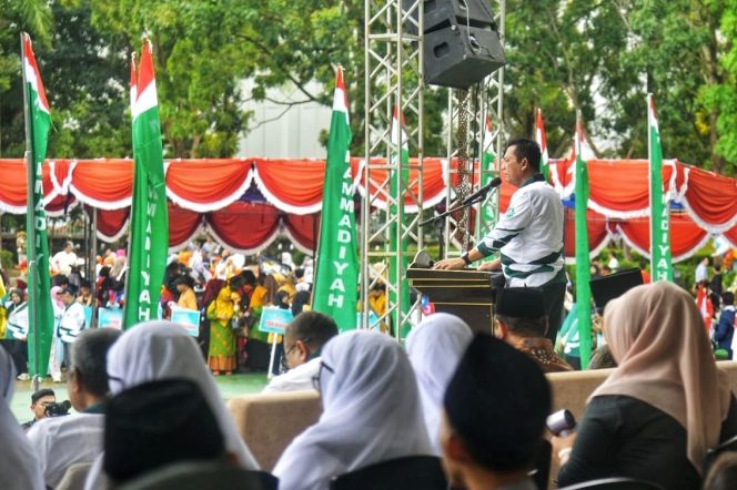 
					Gubernur Kepri, Ansar Ahmad menyampaikan kata sambutan  pada peringatan Milad Muhammadiyah ke-113 Tahun 2025, di Dataran Alun-alun Engku Putri, Batam Center, Sabtu (22/11/2025). (Diskominfo Kepri)