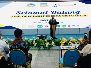 Wakil Gubernur Kepri, Nyanyang Haris Pratamura saat menyampaikan kata sambutan pada Seminar Nasional Sistem Informasi dan Teknologi (Sisfotek) 9 yang digelar di Politeknik Negeri Batam, Kamis (06/11/2025). (Diskominfo Kepri)