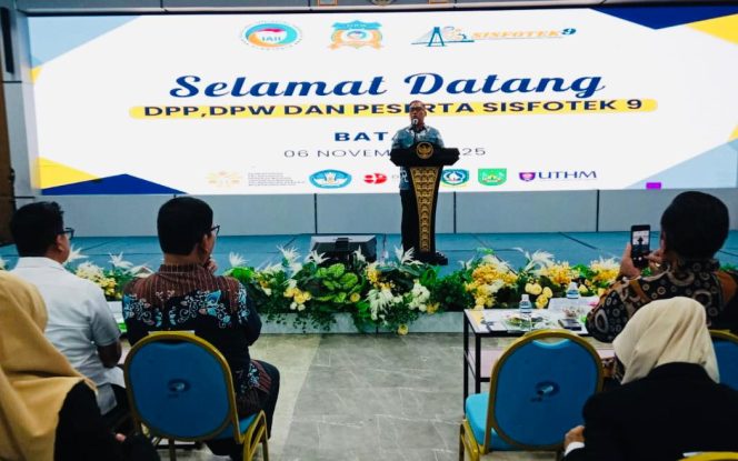 
					Wakil Gubernur Kepri, Nyanyang Haris Pratamura saat menyampaikan kata sambutan pada Seminar Nasional Sistem Informasi dan Teknologi (Sisfotek) 9 yang digelar di Politeknik Negeri Batam, Kamis (06/11/2025). (Diskominfo Kepri)