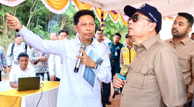 Kepala Dinas PUPP Kepri, Rodi Yantari saat menyampaikan paparan rencana pembangunan Jembatan Batam-Bintan di hadapan Ketua Komisi V DPR RI,Rabu (28/10/2025). (Diskominfo Kepri)