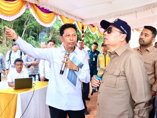 
					Kepala Dinas PUPP Kepri, Rodi Yantari saat menyampaikan paparan rencana pembangunan Jembatan Batam-Bintan di hadapan Ketua Komisi V DPR RI,Rabu (28/10/2025). (Diskominfo Kepri)