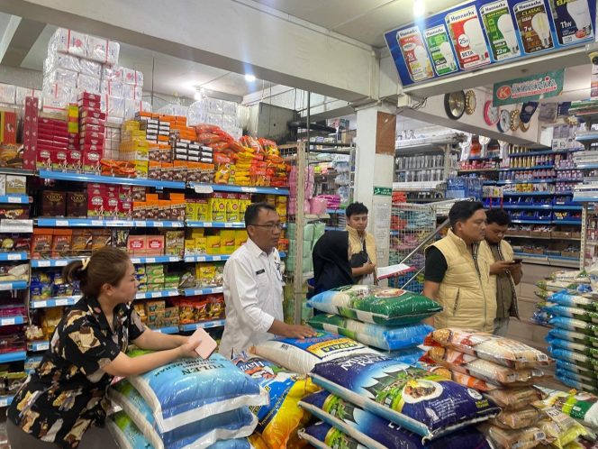 
					Anggota polisi saat melakukan pengecekan harga beras disalah satu toko si Tanjungpinang, Senin (02/11/2025). ( Humas Polresta Tanjungpinang)