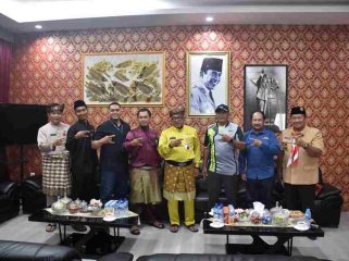 Wako Tanjungpinang saat foto bersama pengurus FORKI Tanjungpinang.(foto : Humpro Pemko Tanjungpinang)