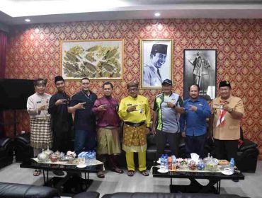 Wako Tanjungpinang saat foto bersama pengurus FORKI Tanjungpinang.(foto : Humpro Pemko Tanjungpinang)