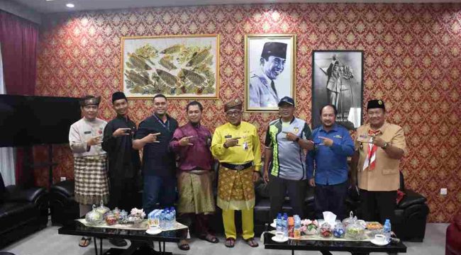 Wako Tanjungpinang saat foto bersama pengurus FORKI Tanjungpinang.(foto : Humpro Pemko Tanjungpinang)