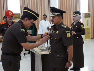 Prosesi pemasangan atribut oleh Kajati Kepri kepada salah satu pejabat yang dilantik.(foto Humas Kejati Kepri)