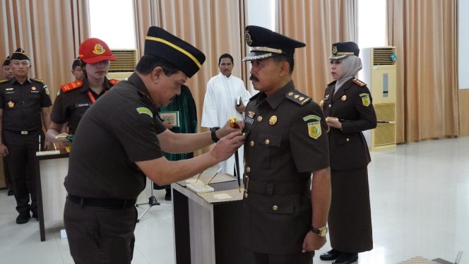 
					Prosesi pemasangan atribut oleh Kajati Kepri kepada salah satu pejabat yang dilantik.(foto Humas Kejati Kepri)