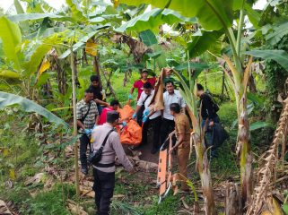 Suasan Polisi sedang melakukan TKP penemuan jasad lansia di Kampung Baru, Kecamatan Tanjungpinang Barat, Senin (03/11/2025). (Humas Polresta Tanjungpinang)