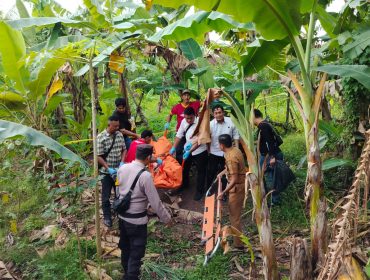 Suasan Polisi sedang melakukan TKP penemuan jasad lansia di Kampung Baru, Kecamatan Tanjungpinang Barat, Senin (03/11/2025). (Humas Polresta Tanjungpinang)