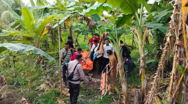 Suasan Polisi sedang melakukan TKP penemuan jasad lansia di Kampung Baru, Kecamatan Tanjungpinang Barat, Senin (03/11/2025). (Humas Polresta Tanjungpinang)