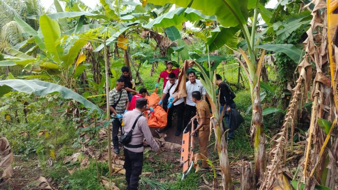 
					Suasan Polisi sedang melakukan TKP penemuan jasad lansia di Kampung Baru, Kecamatan Tanjungpinang Barat, Senin (03/11/2025). (Humas Polresta Tanjungpinang)