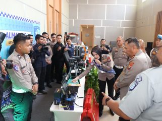 Kapolda Kepri saat meninjau alat pendukung fungsi lalu lintas.(foto : Humas Polda Kepri)