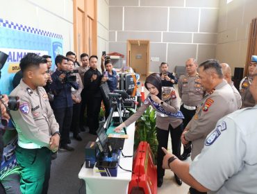 Kapolda Kepri saat meninjau alat pendukung fungsi lalu lintas.(foto : Humas Polda Kepri)