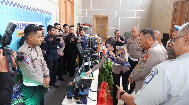Kapolda Kepri saat meninjau alat pendukung fungsi lalu lintas.(foto : Humas Polda Kepri)