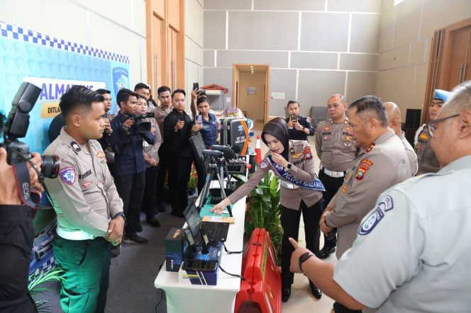 
					Kapolda Kepri saat meninjau alat pendukung fungsi lalu lintas.(foto : Humas Polda Kepri)