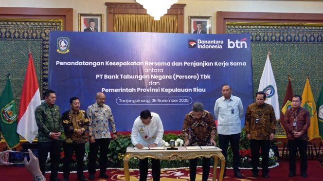 
					Suasana Gubernur Kepri, Ansar Ahmad saat Penandatanganan kerjasama  dengan PT Bank Tabungan Negara (Persero) Tbk (BTN), di Gedung Daerah, Tanjungpinang, Kamis (06/11/2025). (Nuzli Rhamadhani)