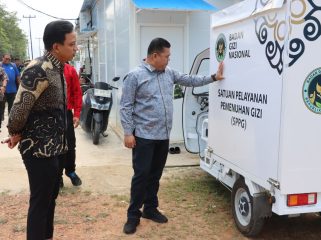 Sekda Bintan saat meninjau SPPG di Bintan.(foto : Humpro Kabupaten Bintan)