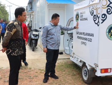Sekda Bintan saat meninjau SPPG di Bintan.(foto : Humpro Kabupaten Bintan)