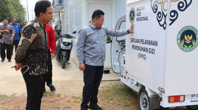 Sekda Bintan saat meninjau SPPG di Bintan.(foto : Humpro Kabupaten Bintan)