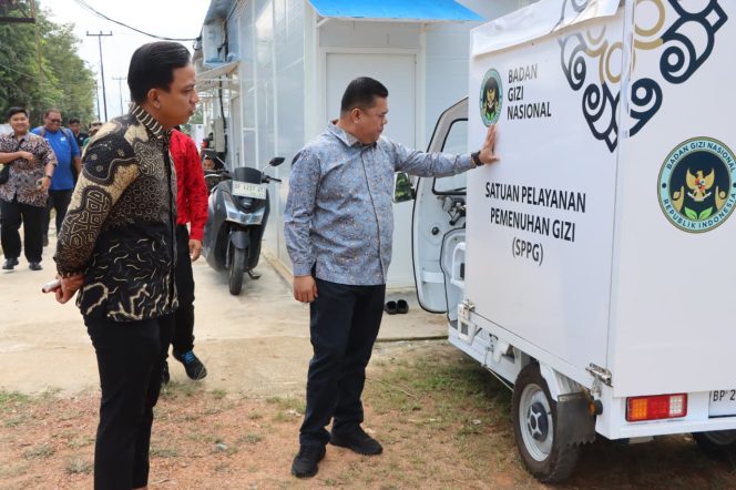 
					Sekda Bintan saat meninjau SPPG di Bintan.(foto : Humpro Kabupaten Bintan)