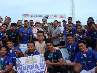 Bupati Bintan dan Ketua TP PKK Bintan berfoto bersama dengan peserta turnamen.(Foto : Humpro Pemkab Bintan)