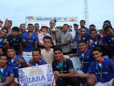 Bupati Bintan dan Ketua TP PKK Bintan berfoto bersama dengan peserta turnamen.(Foto : Humpro Pemkab Bintan)