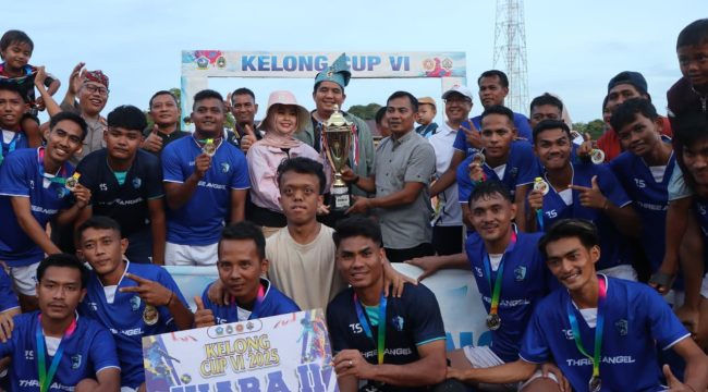 Bupati Bintan dan Ketua TP PKK Bintan berfoto bersama dengan peserta turnamen.(Foto : Humpro Pemkab Bintan)