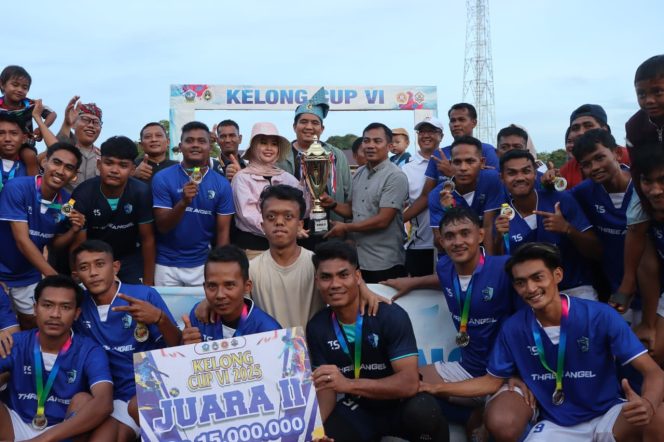 
					Bupati Bintan dan Ketua TP PKK Bintan berfoto bersama dengan peserta turnamen.(Foto : Humpro Pemkab Bintan)