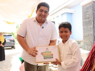 Bupati Roby saat foto bersama salah satu peserta khitan massal.(Foto : Humpro Pemkab Bintan)